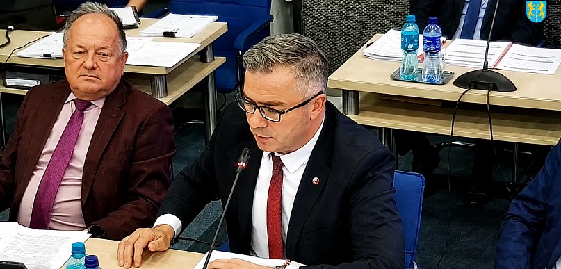 Dodatki dla wiceprezydentów i milionowe długi klubu sportowego Miasto się tłumaczy