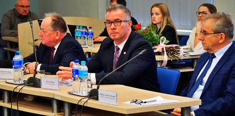 „Pozamiatane” czy niespodzianka? Radni głosują nad podwyżką dla prezydenta