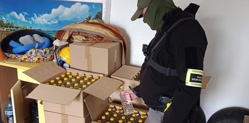 KAS: 434 litry nielegalnego alkoholu. Wpadł mieszkaniec powiatu poddębickiego