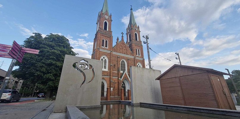 Czy można zburzyć betonowe mauzoleum w centrum Kutna? Zabierz głos 28 maja