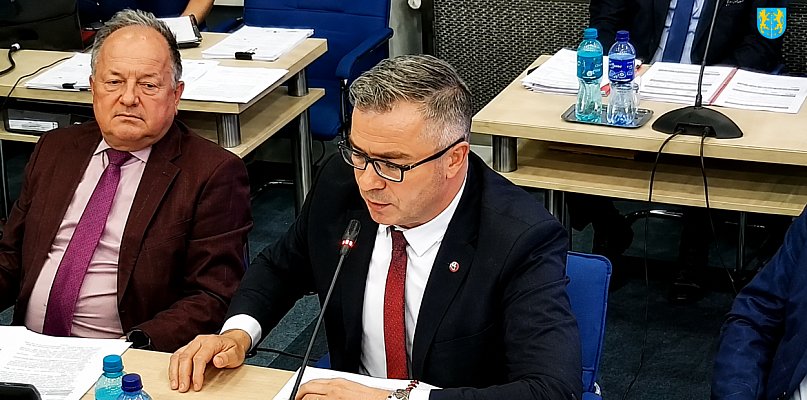 Dodatki dla wiceprezydentów i milionowe długi klubu sportowego Miasto się tłumaczy