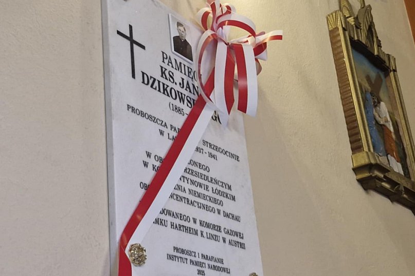 Tablica upamiętniająca ks. Jana Dzikowskiego