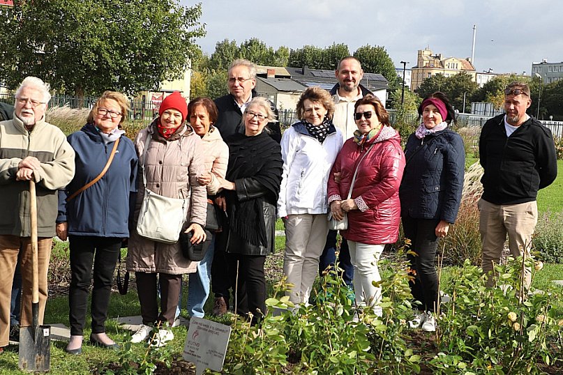 18 róż na 18-lecie UTW w Kutnie