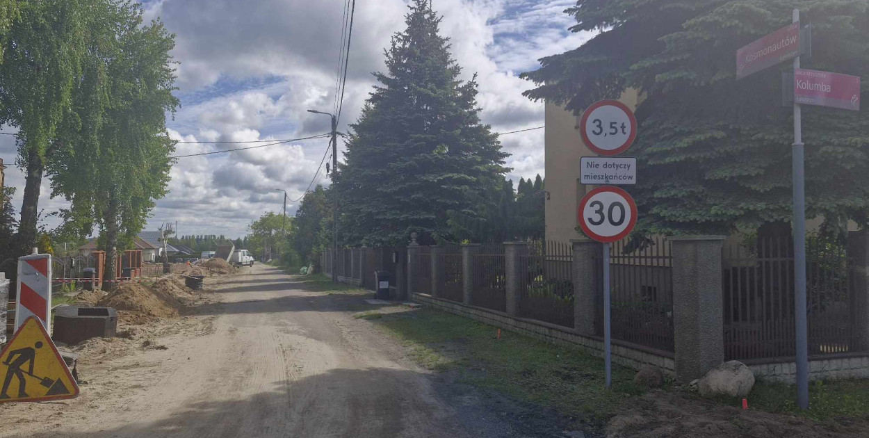 Czytelnicy pytają kiedy firma wróci na budowę ulicy Kosmonautów