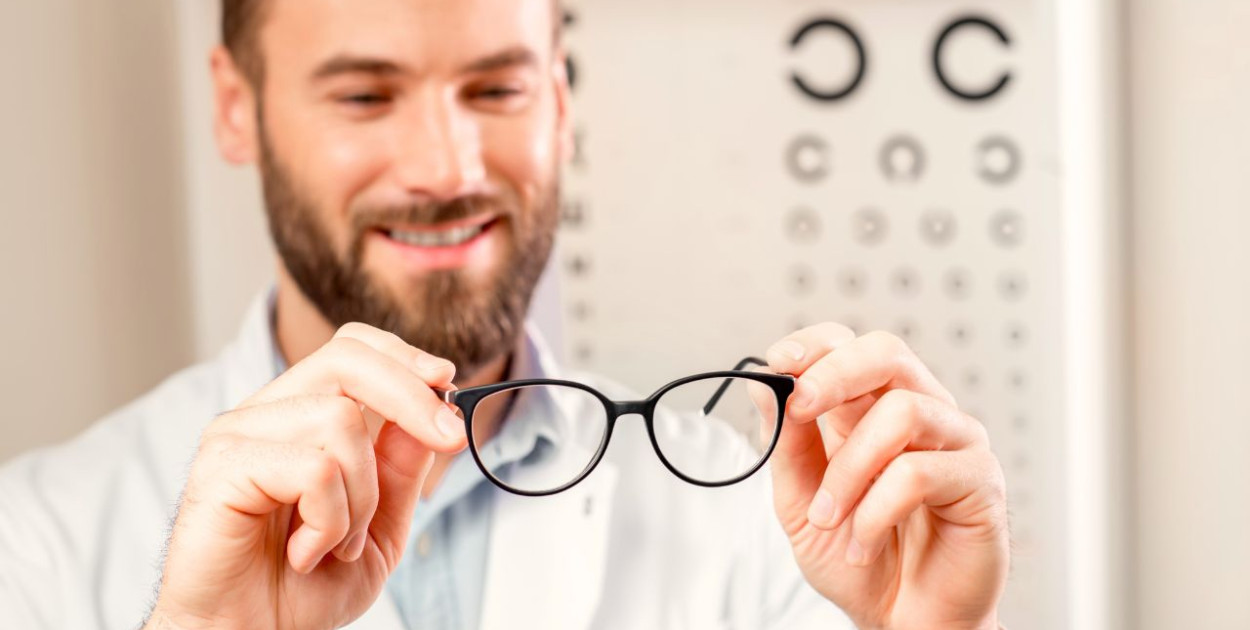 Soczewki kontaktowe a astygmatyzm – jak dobrać odpowiedni produkt