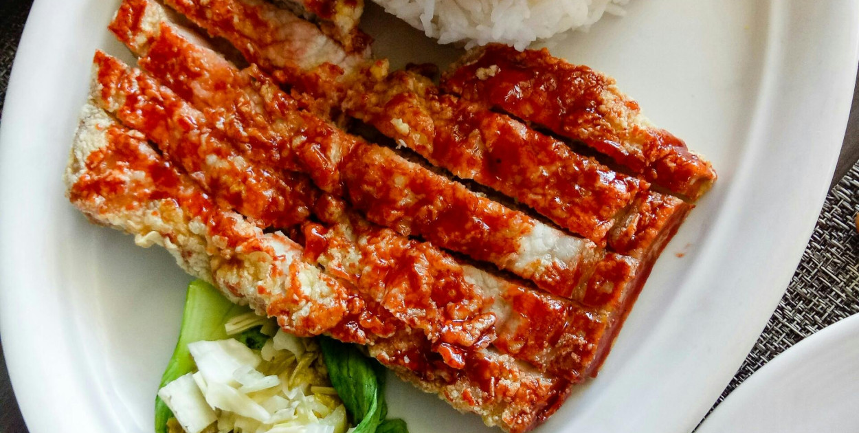 Zdjęcie dodane przez Gerald Jake Abangan: https://www.pexels.com/pl-pl/zdjecie/smazone-plasterki-wieprzowiny-i-jajko-na-sniadanie-2689421/