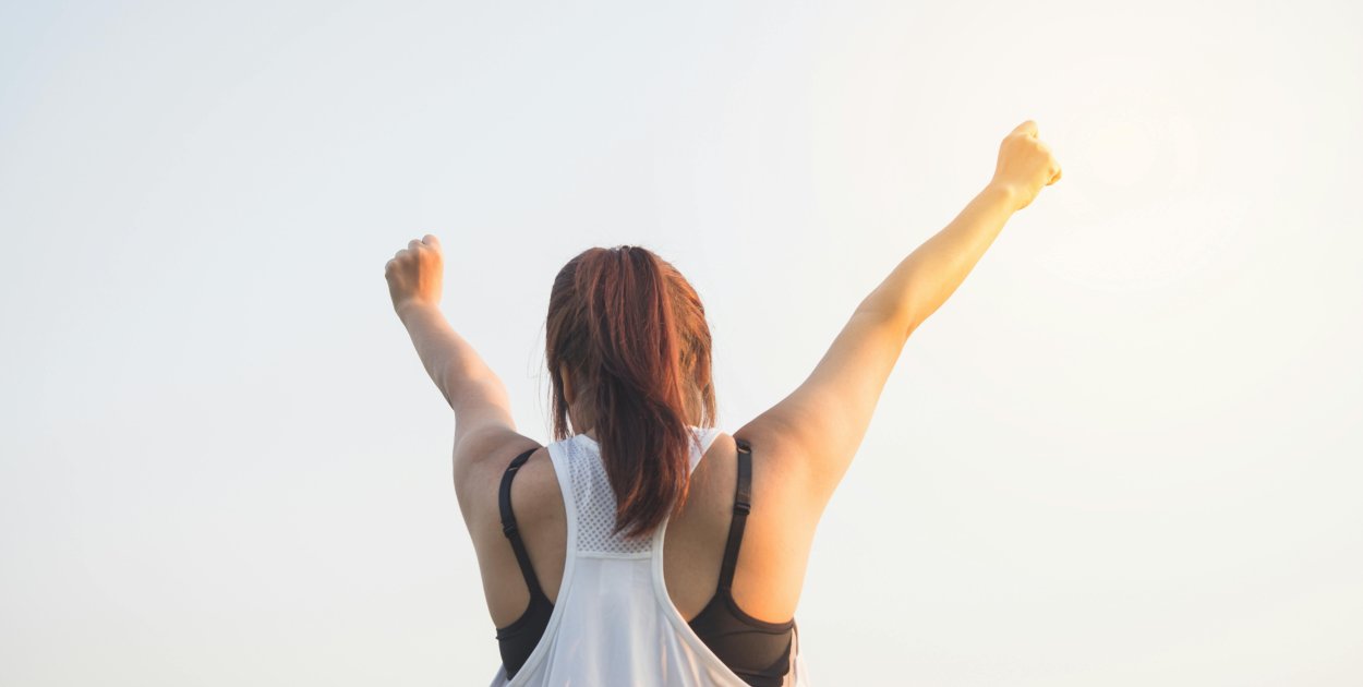 Zdjęcie dodane przez Tirachard Kumtanom: https://www.pexels.com/pl-pl/zdjecie/kobieta-ubrana-w-czarny-biustonosz-i-bialy-podkoszulek-bez-rekawow-podnoszac-obie-rece-na-gorze-347135/