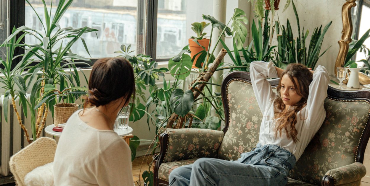 Zdjęcie dodane przez Antoni Shkraba Studio: https://www.pexels.com/pl-pl/zdjecie/para-rece-ludzie-relaks-5217850/