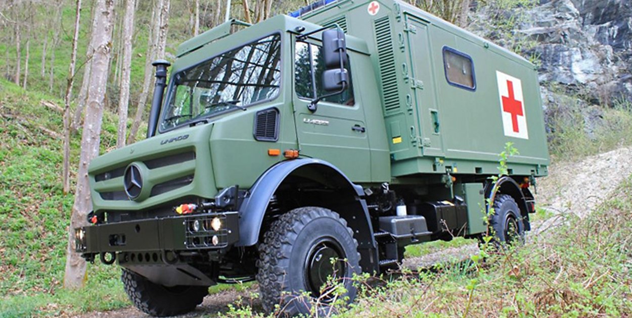 Samochód sanitarny zabudowany na podwoziu UNIMOG U4023. To tylko przykład. Jak będzie wyglądał pojazd zaoferowany w ramach zawartej dziś umowy w komunikacie Agencji Uzbrojenia nie podano. Fot. Mercedes – Benz/EMPL.