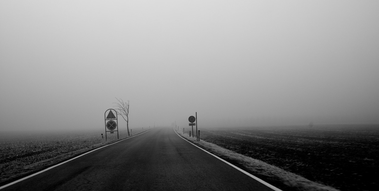 Zdjęcie dodane przez R H: https://www.pexels.com/pl-pl/zdjecie/fotografia-drog-w-skali-szarosci-927017/