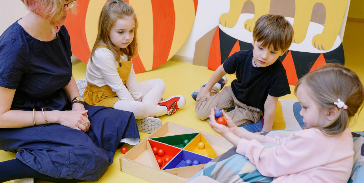 Zdjęcie dodane przez Ksenia Chernaya: https://www.pexels.com/pl-pl/zdjecie/ludzie-uroczy-granie-pomieszczenie-8535232/