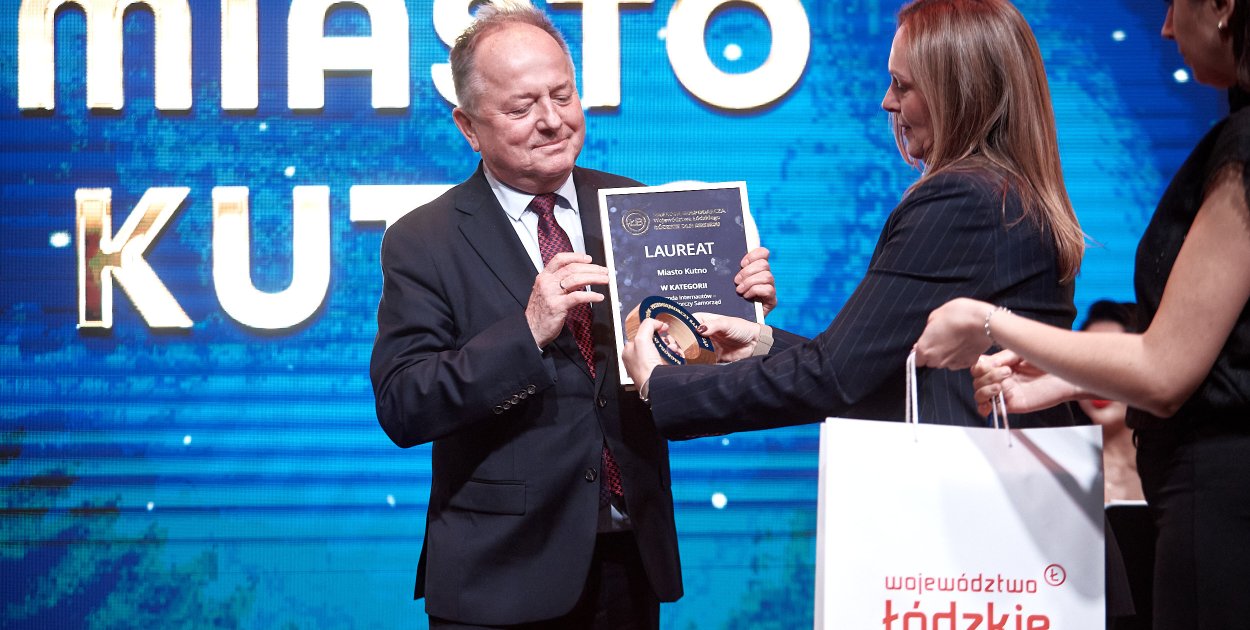 Zastępca prezydenta Jacek Boczkaja odbiera nagrodę