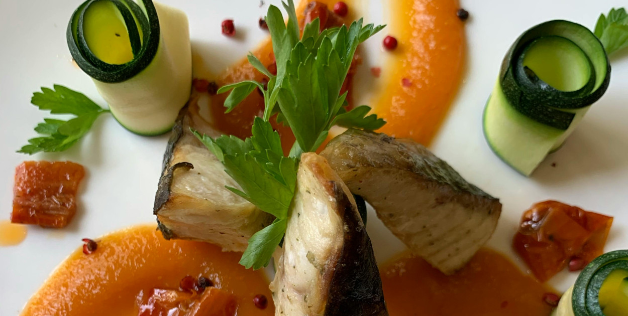 Zdjęcie dodane przez Rufina Rusakova: https://www.pexels.com/pl-pl/zdjecie/jedzenie-zywnosc-talerz-restauracja-27558966/