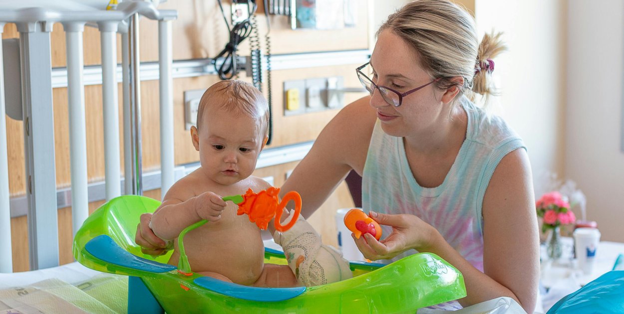 Zdjęcie dodane przez Loren Castillo: https://www.pexels.com/pl-pl/zdjecie/matka-kapiaca-swoje-dziecko-9766576/