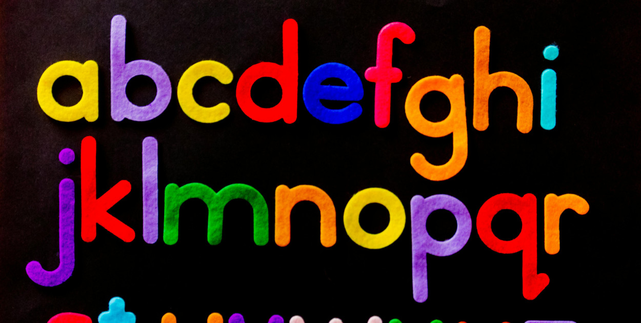 Zdjęcie dodane przez Magda Ehlers: https://www.pexels.com/pl-pl/zdjecie/tekst-litery-alfabetu-na-czarnym-tle-1337382/