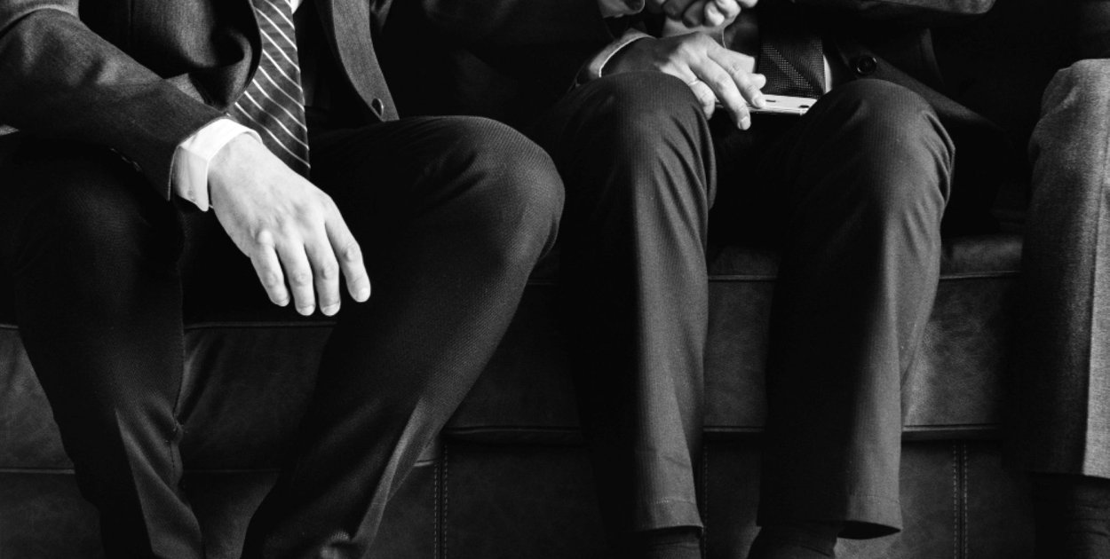 Jakie cechy odróżniają zorganizowaną grupę przestępczą od współsprawstwa?