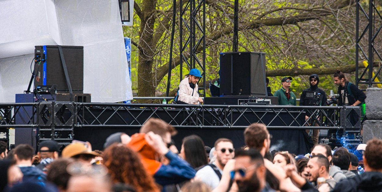 Jak wybrać firmę do ochrony imprezy plenerowej?