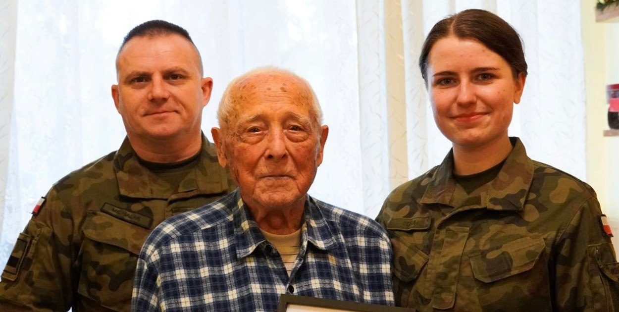 Oficer Armii Krajowej skończył 100 lat, żołnierze 9ŁBOT pamiętali o Jubilacie