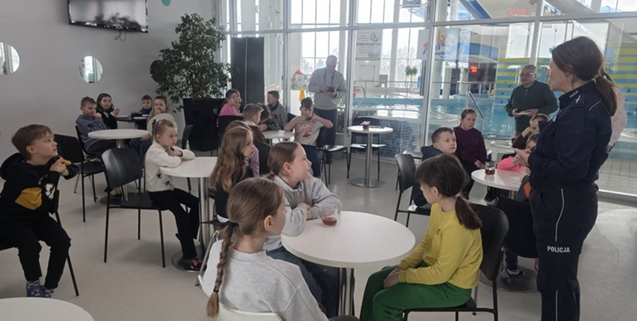 Kręci mnie bezpieczeństwo w zimie – mundurowi edukują dzieci w Aquaparku