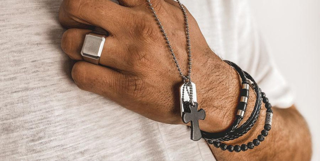 Naszyjnik z krzyżem Manoki – pomysł na prezent dla niego