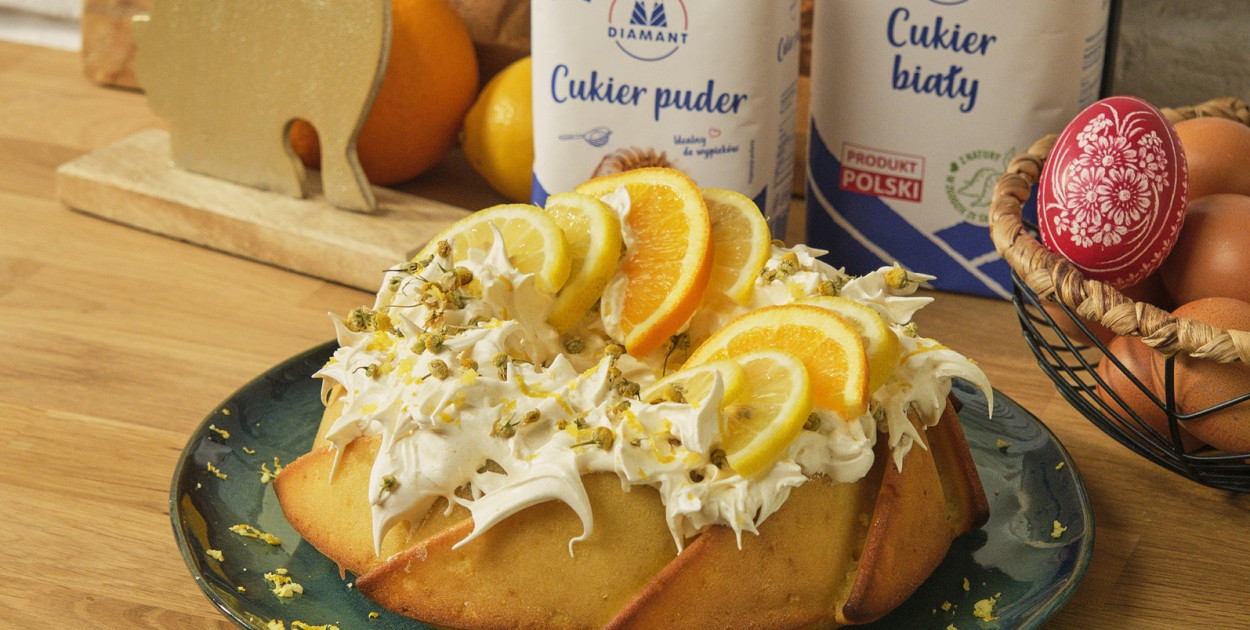 Cytrusowe, intensywnie żółte ciasto na Wielkanoc