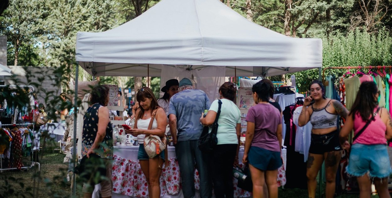 Namiot ekspresowy jako serce stoiska. Na co postawić: mobilność czy wytrzymałość?