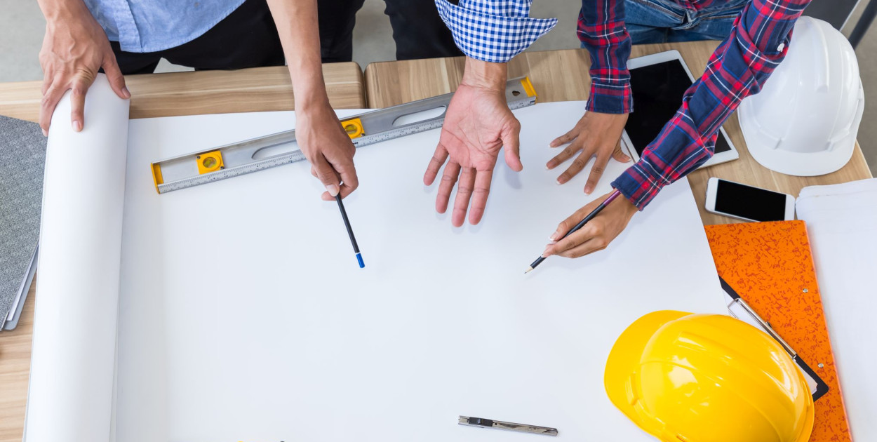 Praca w budownictwie – co warto wiedzieć przed wejściem do branży