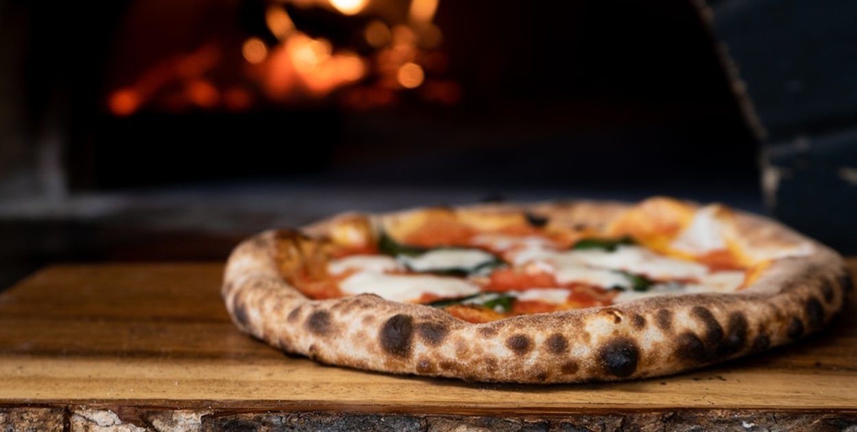 Złocista chrupkość i zapach Italii. Sprawdź, jak piece do pizzy i frytownice
