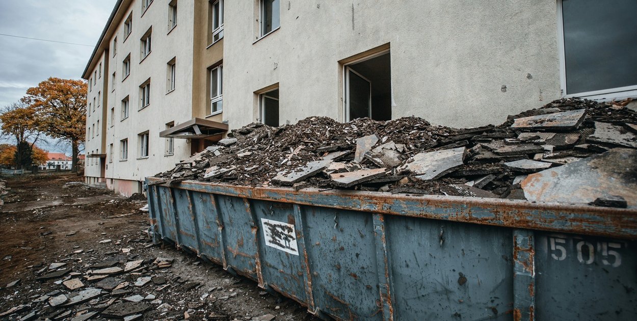 Jak wynająć kontener na gruz w Łodzi — praktyczny poradnik