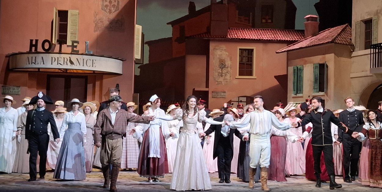 Seniorzy obejrzeli operę komiczną Napój miłosny – Gaetano Donizetti w Łodzi