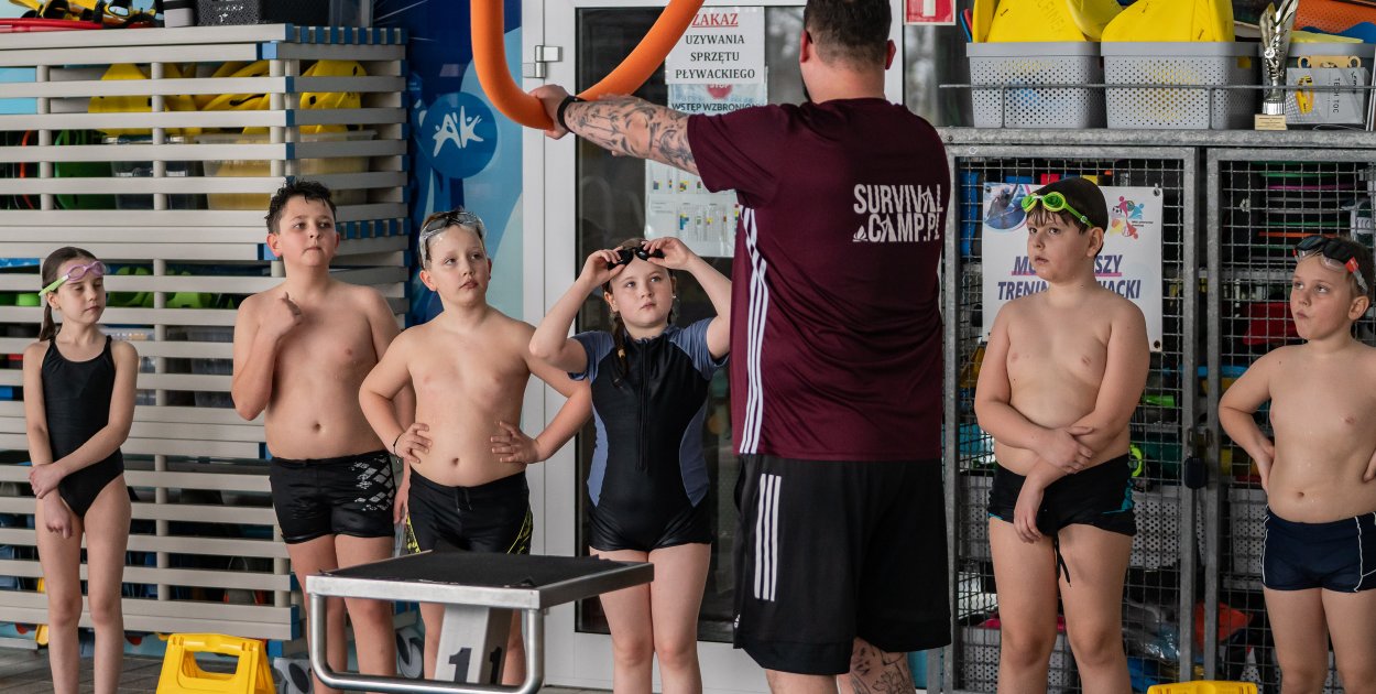 Pierwszy skok do wody! Dzieci uczą się pływać za darmo w Aquaparku Kutno