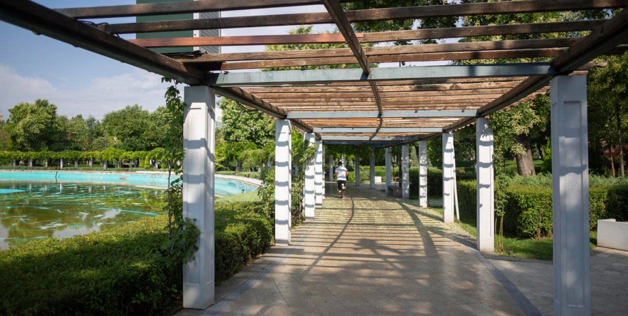 Regulowane podstawy słupa przykręcane – kiedy warto je wybrać?