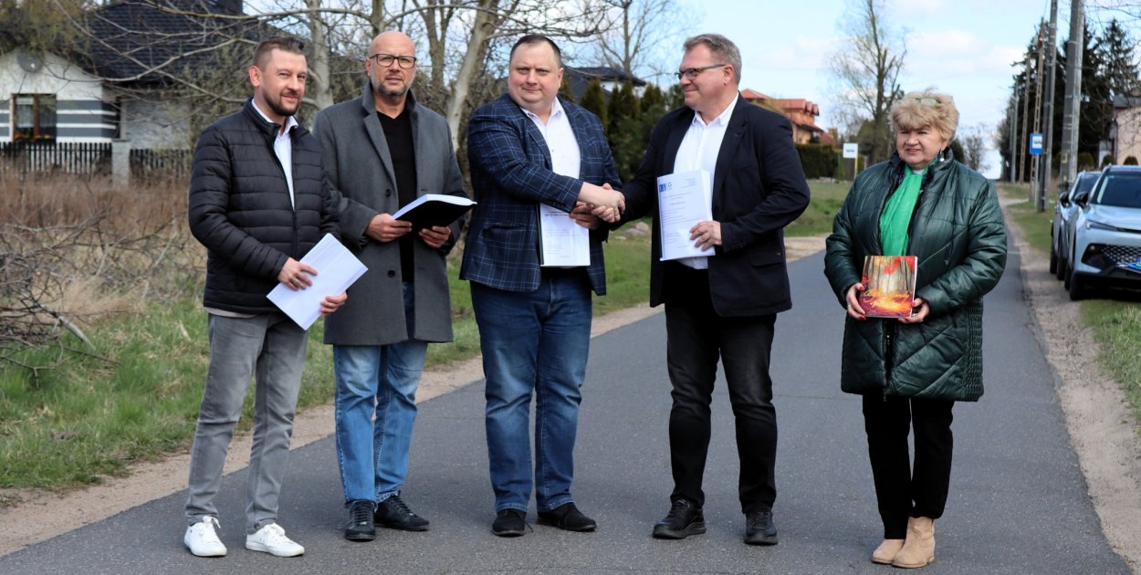 Mieszkańcy Piwek i Bożej Woli doczekają się wreszcie chodnika