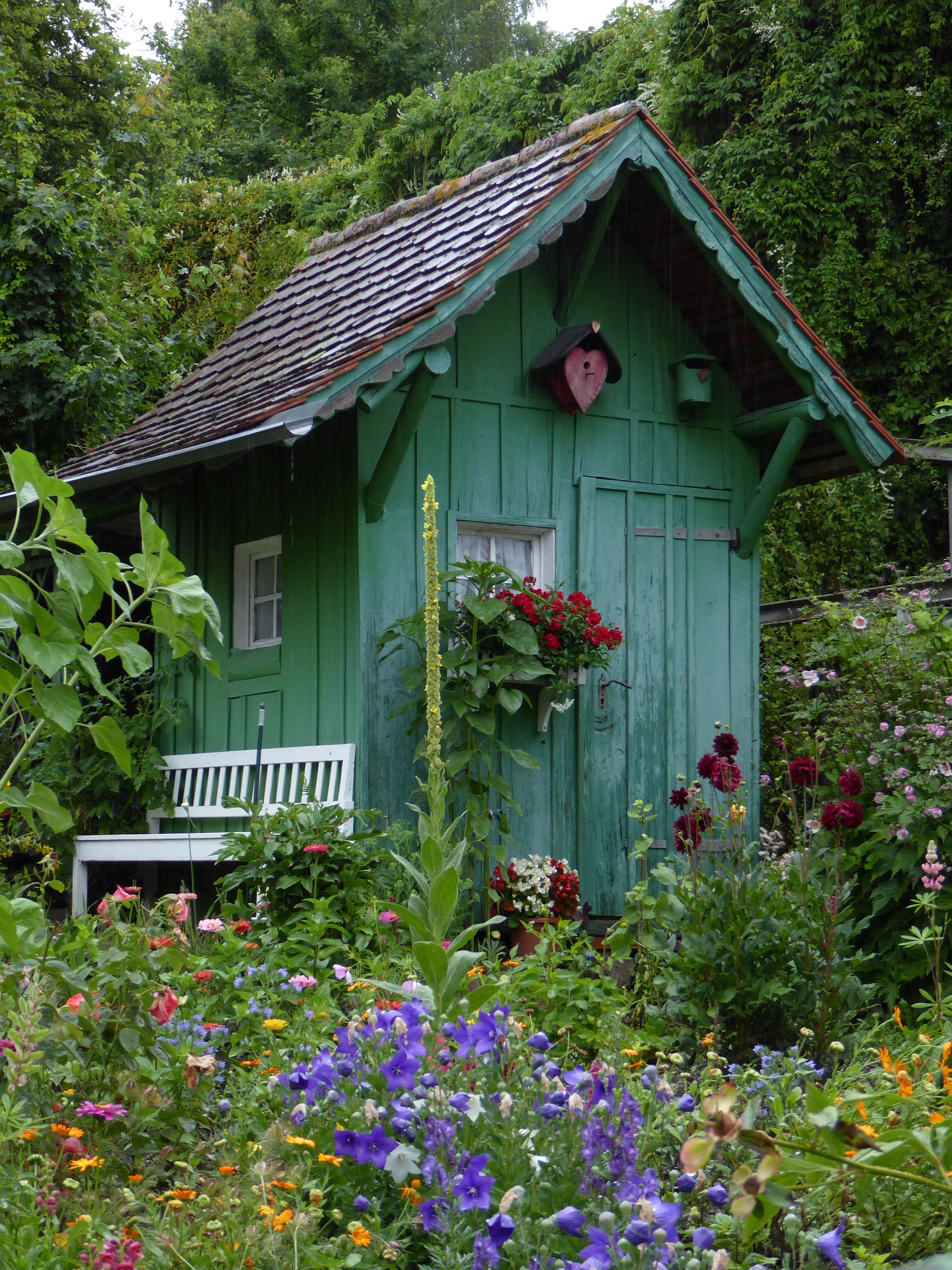 Domek ogrodowy jest funkcjonalny, ale również może stanowi dekorację ogrodu.